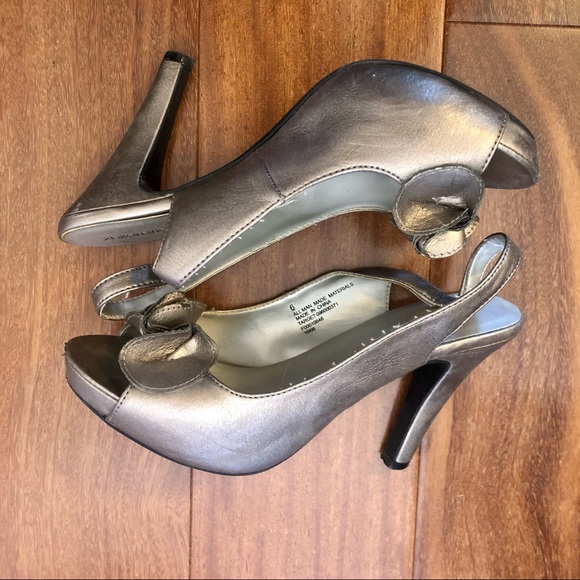 Xhilaration Silver Heels Ruffle Top Size 6 - Picture 10 of 13